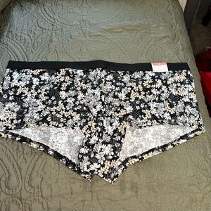 Cacique panty black, white, and yellow  size 14 to 16. Boy short